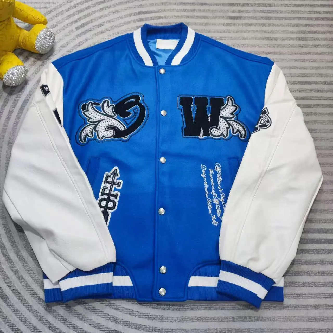 Top tested version off white heavy industry embroidery patchwork leather high temperature hot crystal diamond baseball uniform male and female couple star same style (⚠ original button mold customization, patch embroidery color matching) original packaging original label 🔍 full set of accessories customized packaging elevators are purchased from the original factory all series of hardware mold customization one-to-one restoration of fabric color components The fabric is made of 65% wool, 15% natural silk, 10% spandex and 10% velvet, mixed and custom-woven. The total weight is more than 900 grams! And the most important thing is its color fastness, it will never fade! -The embroidery uses an imported towel embroidery machine. Each pattern is first embroidered on the fabric, and then engraved with an infrared laser, and then fixed with a sewing machine. The whole garment is labeled in many places, one is flat embroidered, and the large pattern on the back is directly embroidered on it. This dress has 4 different embroidery techniques⚠ -The sleeves are all made of two-layer pebbled fabric, which is processed, shaped, colored, washed, and the texture retains the original grain structure! Thick, plump and round! -The processing technology is extremely complex, the pieces are neatly spliced ​​and aligned, and the entire garment has precise wiring density. Gender-neutral style. Loose version. Self-conscious quality control. Details determine success or failure. Size: S M L XL P: 680